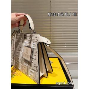 FendiリトルモンスタークラシックPEEKABOOターンロック開閉ハンドバッグ