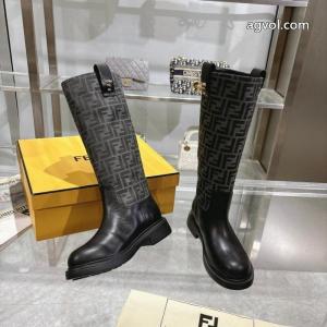 FENDIスニーカー愛らしさ抜群 暑い日にも涼やかさを感じる 新品入荷2026コピー 商品 ブランド..