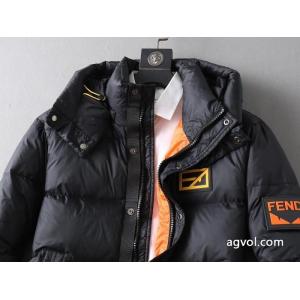     ダウンジャケットFENDIどの年代にも好感度 スタイルアップ見えなシンプル 王道コンビブランド コピー 品..