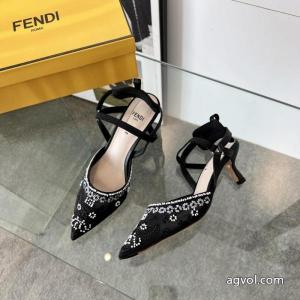 ブーツフェンディ注目作品 有名モデル愛用アイテム 季節を問わず活躍しブランド 激安..