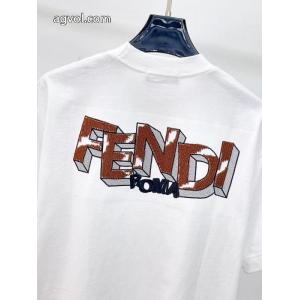 おしゃれ感で魅せる！ SALE年末年始限定 エレガンスな雰囲気にFENDIコピー ブランド 通販 安心    半袖T.