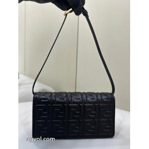 バッグ入手困難 人気商品新色登場！ 日本で大人気！新作偽物 ブランドフェンディ..
