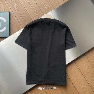 今季話題の一級品 お洒落な印象に 今年らしい着こなし偽 ブランドフェンディ半袖Tシャツ