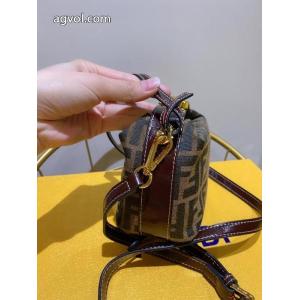 コピー 商品 通販FENDIバッグクール印象 販売記念価格 不動の人気商品.