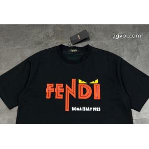 Tシャツセレブが愛す  トレンド感溢れる 快適さと洗練された表情ブランド 偽物 激安 通販フェンディ.