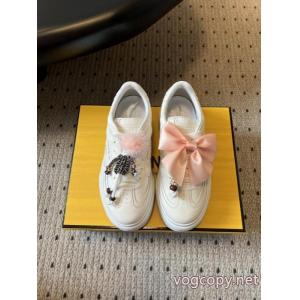 ブランド 偽物 激安 通販季節を問わず活躍し ファッション 今冬のお気に入りスタイルFENDIスニーカー.