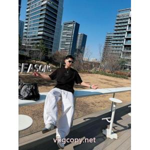 フェンディTシャツブランド 通販店人気モデル雑誌掲載 冬に爆発的な人気 大人のセンスを感じさせる .