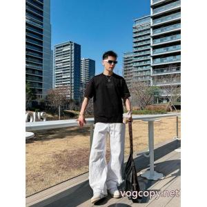 フェンディTシャツブランド 通販店人気モデル雑誌掲載 冬に爆発的な人気 大人のセンスを感じさせる .
