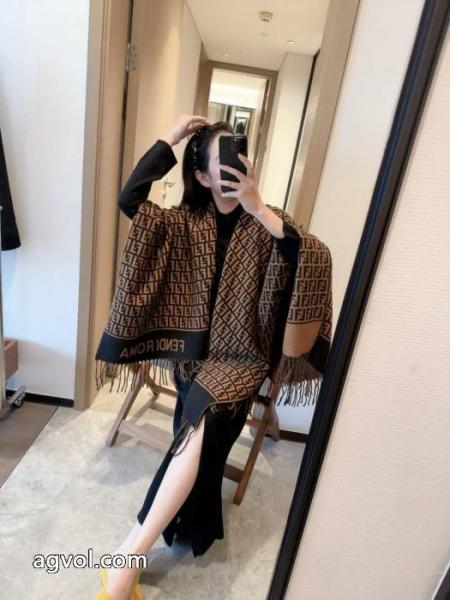 ブランド コピー 販売 大人気商品再入荷! 人気上昇中 注目美品FENDIマフラー 1