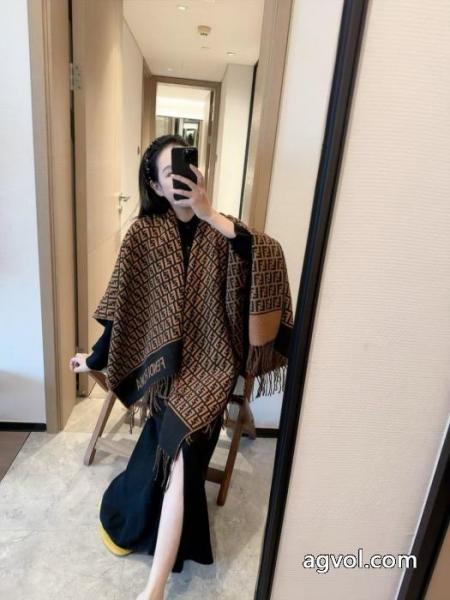ブランド コピー 販売 大人気商品再入荷! 人気上昇中 注目美品FENDIマフラー 2