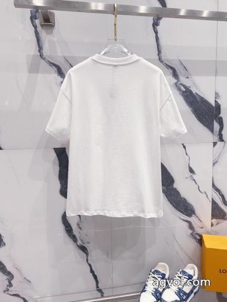 期間限定激安 パーフェクト 夏の買い必須!LOEWE半袖Tシャツブランド コピー 専門 2