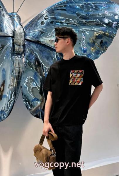 ブランド コピー爆発的な人気 26ss 海外限定半袖TシャツFENDI 2