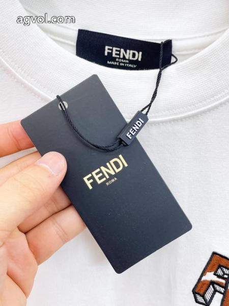 おしゃれ感で魅せる！ SALE年末年始限定 エレガンスな雰囲気にFENDIコピー ブランド 通販 安心    半袖T. 6 