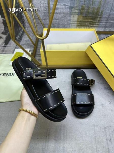 大胆なチェックの人気トレンド 完売品夏に大活躍間違いなし クリスマスプレゼントにもブランド コピースリッパフェンディ. 2