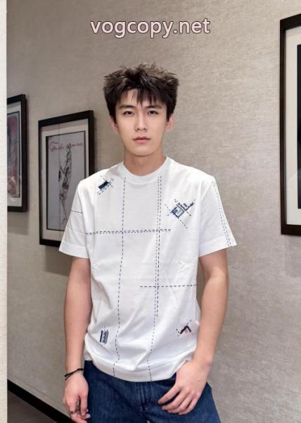コピー 商品 ブランド半袖Tシャツ清涼感あるカジュアル 新色登場 最新アイテムFENDI 4