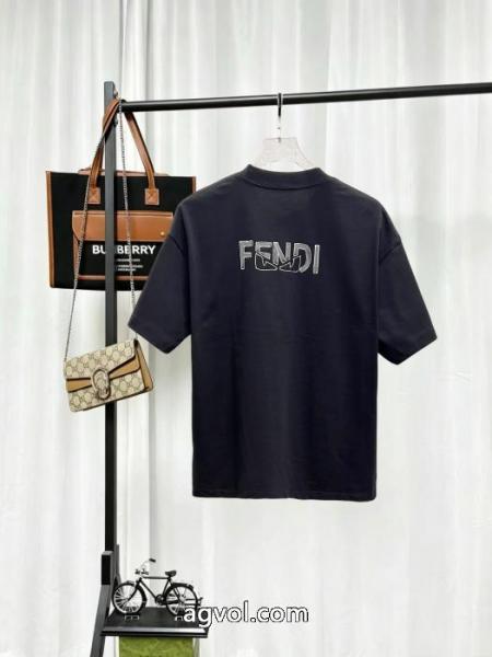 ブランド フェイクFENDI半袖Tシャツモダンな印象 センス漂う お洒落に魅せる 2