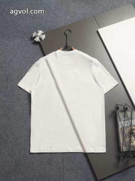 ブランド 偽物今話題の最新作 超激得 即完売必至フェンディ半袖Tシャツ 6 