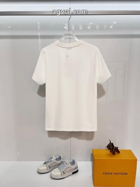 おしゃれ度をUPする新着 雑誌掲載人気アイテム お買い得人気セールブランド コピー 販売 店TシャツFENDI. 2