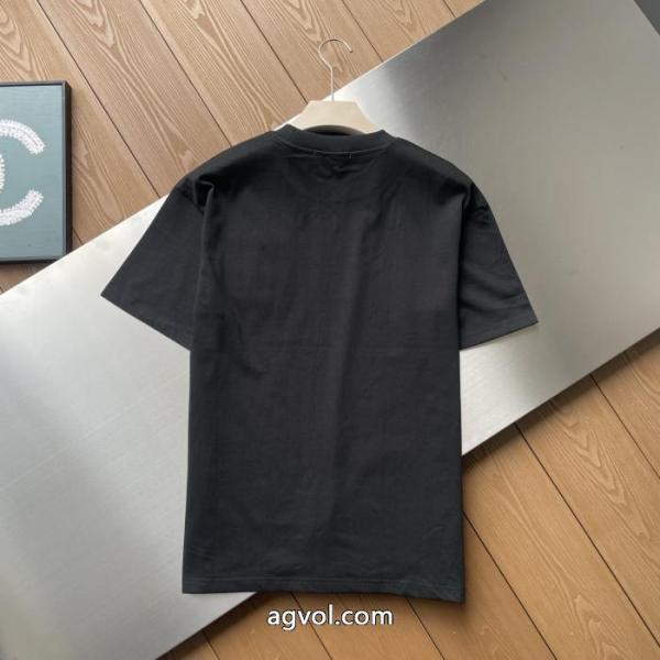 今季話題の一級品 お洒落な印象に 今年らしい着こなし偽 ブランドフェンディ半袖Tシャツ 1