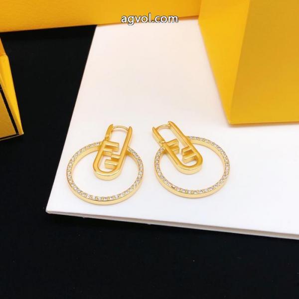 フェンディ上品セレブな豪華 年末で限定アイテム 大安売りのアクセサリーブランド コピー . 6