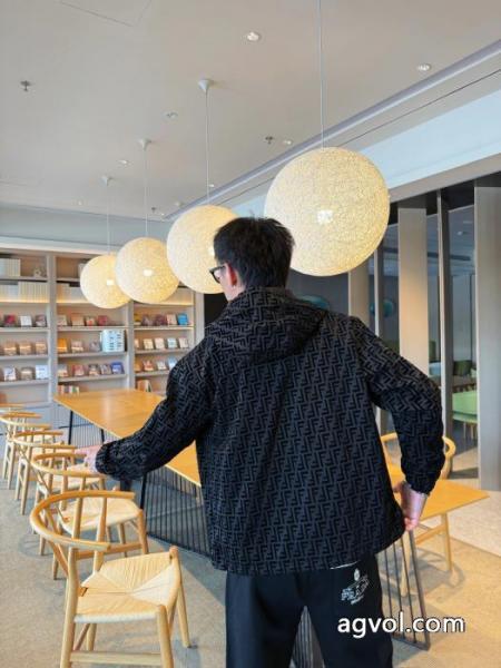 ブランド 通販店FENDIジャケット都会的感 最終価格セール 人気が続行限定アイテム 4