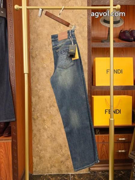 お買い得HOT 安心の直営店買付け！ 大人気で争奪戦ブランド 通販FENDIジーパン.. 5 