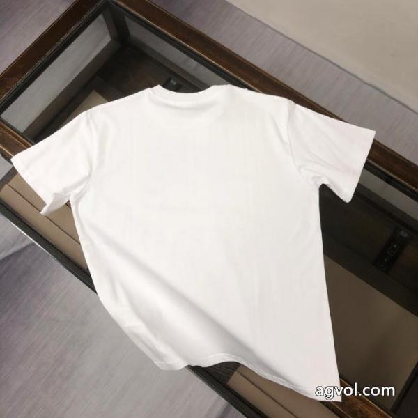 大人気の冬季限定発売中 男女共用 爆買い品質保証TシャツFENDIブランドスーパーコピー2026. 2