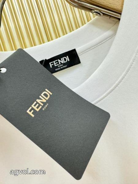 FENDI人気ブランドの2026新色 通気性のいい 赤字超特価得価半袖Tシャツ偽 ブランド 通販 4