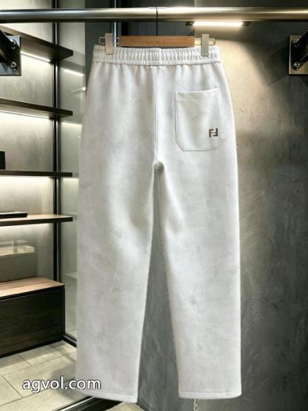 FENDI冬らしい品格が漂う 大胆なカジュアルダウン 柔らかな着心地スラックスブランド スーパー コピー.. 2
